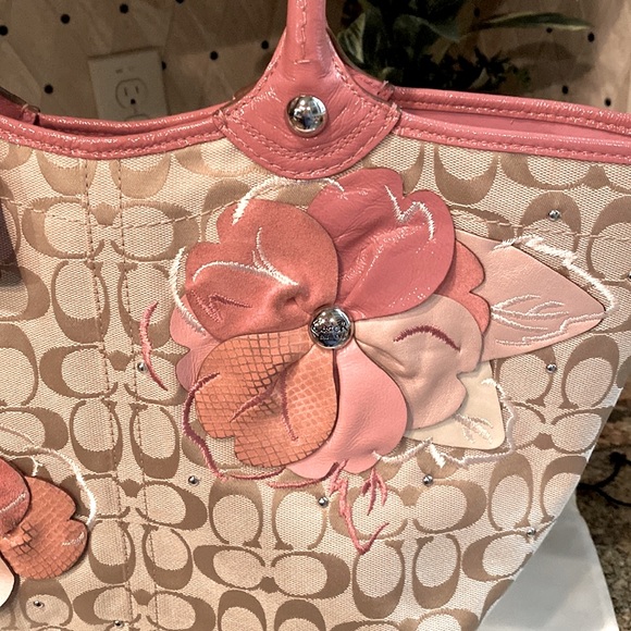 COACH signature jacquard fabric & patent leather flowers & trim tote. F16276 - Picture 9 of 15